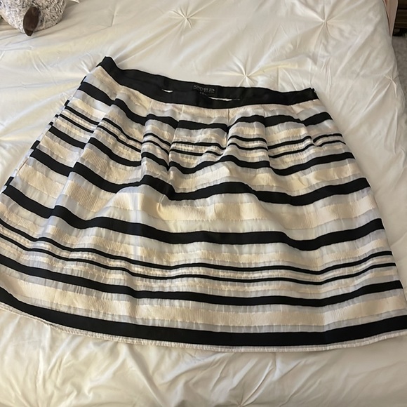 Forever 21+ size black and cream pleated skirt - Picture 2 of 4